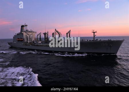 220314-N-AC165-N-0007 - USNS Kanawha (T-AO 196), der Flottennachfüller des Militärkommandos, kehrte am 14. März nach einem ereignisreichen fünfmonatigen Einsatz in der Fünften Flotte, die 2,5 Millionen Quadratkilometer Wasser umfasst, das den Arabischen Golf, den Golf von Oman, das Rote Meer, Und Teile des Indischen Ozeans. Das Bild oben zeigt Kanawha in der Fünften Flotte. Kanawhas Flexibilität und Engagement ermöglichten die sichere Ausführung von 37 Auffüllungen auf See und den Transfer von mehr als 9,6 Millionen Gallonen Kraftstoff, 1.634 Paletten kritischer Fracht und zwei Mitarbeitern Stockfoto