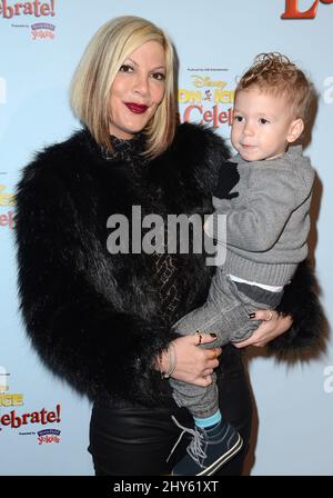 Tori Spelling Teilnahme an Disney on Ice Presents Feiern wir! Veranstaltet im Staples Center in Los Angeles, Kalifornien Stockfoto