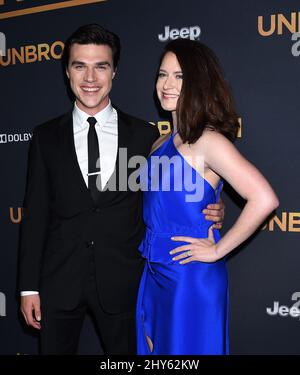 Finn Wittrock und Sarah Roberts bei der „ungebrochenen“ Premiere in Los Angeles Stockfoto