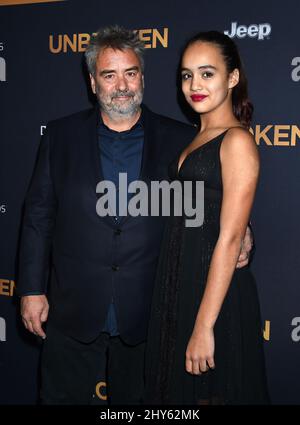 Luc Besson und Talia Besson bei der „ungebrochenen“ Premiere in Los Angeles Stockfoto