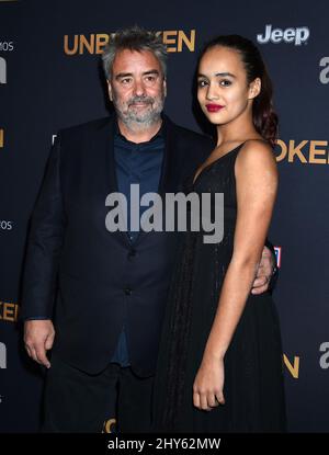 Luc Besson und Talia Besson bei der „ungebrochenen“ Premiere in Los Angeles Stockfoto