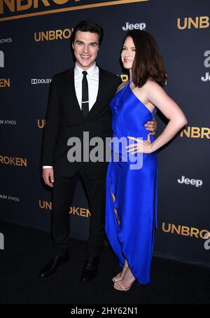 Finn Wittrock und Sarah Roberts bei der „ungebrochenen“ Premiere in Los Angeles Stockfoto