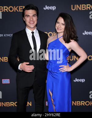 Finn Wittrock & Sarah Roberts bei der „ungebrochenen“ Premiere in Los Angeles Stockfoto