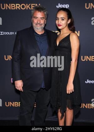 Luc Besson & Talia Besson bei der „ungebrochenen“ Premiere in Los Angeles Stockfoto