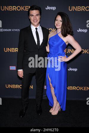 Finn Wittrock & Sarah Roberts bei der „ungebrochenen“ Premiere in Los Angeles Stockfoto