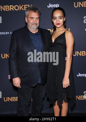 Luc Besson & Talia Besson bei der „ungebrochenen“ Premiere in Los Angeles Stockfoto