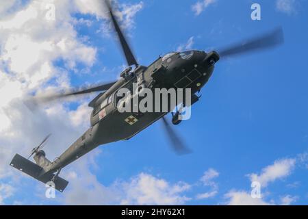 Soldat der Hawaii Army National Guard (HIARNG), Sgt. Brent Tsuda, ein UH-60 Black Hawk Helikopter Crew Chef mit Ablösung 1, Golf Company, 1. Bataillon, 189. Aviation Regiment Peers aus dem Flugzeug während medevac Hubschrauber-Hubtraining mit der 31. Marine Expeditionary Unit (MEU) Maritime RAID Force auf Marine Corps Training Area Bellows (MCTAB) in Bellows, Hawaii, Januar 5, 2022. Diese Schulung unterstützte Soldaten bei der Zertifizierung ihrer besonderen Fähigkeiten während der Durchführung mehrerer medevac-Verfahren während einer Notfall-Situation der Luftrettung. (USA Foto der Armee-Nationalgarde von Sgt. Lianne M. Hir Stockfoto