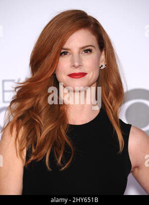 Sarah Rafferty kommt am Mittwoch, den 7. Januar 2015, bei den People's Choice Awards im Nokia Theater in Los Angeles an. Stockfoto