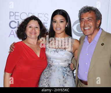 Gina Rodriguez und ihre Eltern, die den Presseraum bei den Annual People's Choice Awards 41. in Los Angeles, Kalifornien, besuchten. Stockfoto