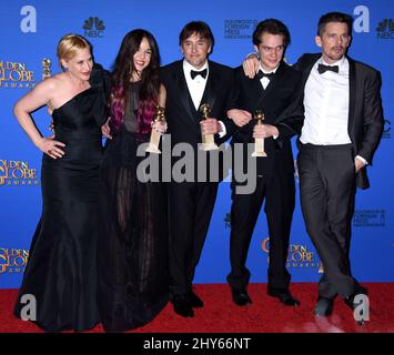 Patricia Arquette, Lorelei Linklater, Richard Linklater, Ellar Coltrane und Ethan Hawke im Presseraum für die jährlichen Golden Globe Awards 72. im Beverly Hilton Hotel. Stockfoto