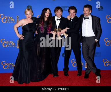 Patricia Arquette, Lorelei Linklater, Richard Linklater, Ellar Coltrane und Ethan Hawke im Presseraum für die jährlichen Golden Globe Awards 72. im Beverly Hilton Hotel. Stockfoto