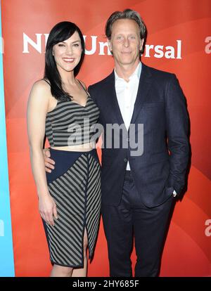 Kyra Zagorsky, Steven Weber bei der NBCUniversal TCA Winter Press Tour im Langham Huntington Hotel Stockfoto