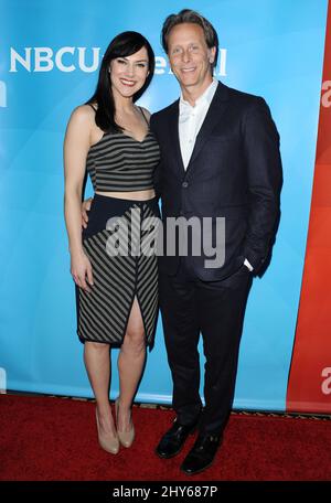 Kyra Zagorsky, Steven Weber bei der NBCUniversal TCA Winter Press Tour im Langham Huntington Hotel Stockfoto