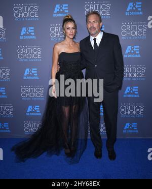 Kevin Costner und Christine Baumgartner erhalten die Annual Critics' Choice Awards 20. im Palladium in Los Angeles, USA. Stockfoto