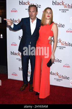 Kevin Costner und Lily Costner kommen zur Black or White-Premiere, die im Regal Cinemas L.A. stattfand LIVE Stadium 14, Los Angeles. Stockfoto