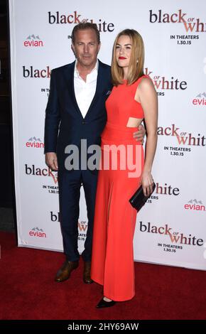 Kevin Costner und Lily Costner kommen zur Black or White-Premiere, die im Regal Cinemas L.A. stattfand LIVE Stadium 14, Los Angeles. Stockfoto