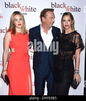 Kevin Costner, Christine Baumgartner und Lily Costner kommen zur Black or White-Premiere im Regal Cinemas L.A. LIVE Stadium 14, Los Angeles. Stockfoto