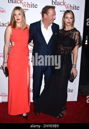 Kevin Costner, Christine Baumgartner und Lily Costner kommen zur Black or White-Premiere im Regal Cinemas L.A. LIVE Stadium 14, Los Angeles. Stockfoto