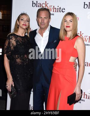 Kevin Costner, Christine Baumgartner und Lily Costner kommen zur Black or White-Premiere im Regal Cinemas L.A. LIVE Stadium 14, Los Angeles. Stockfoto