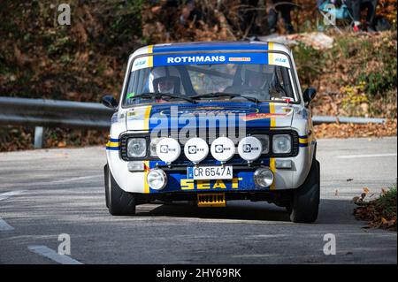 Jahrgang 69. Ausgabe der Costa Brava Rallye Seat 1430 1800 auf einer Rennstraße Stockfoto