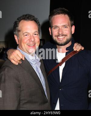 David Costabile und Patrick J. Adams bei Behind the Lens: Ein intimer Blick auf die Welt der „Anzüge“ in der Meatpacking District Gallery in New York. Stockfoto