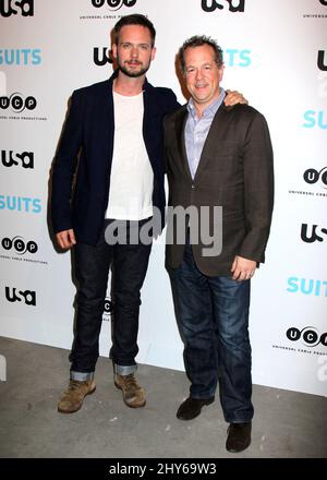 David Costabile und Patrick J. Adams bei Behind the Lens: Ein intimer Blick auf die Welt der „Anzüge“ in der Meatpacking District Gallery in New York. Stockfoto