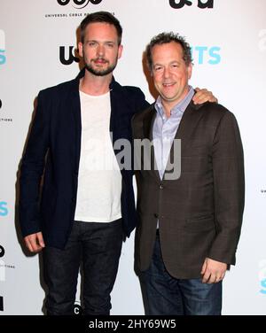 David Costabile und Patrick J. Adams bei Behind the Lens: Ein intimer Blick auf die Welt der „Anzüge“ in der Meatpacking District Gallery in New York. Stockfoto