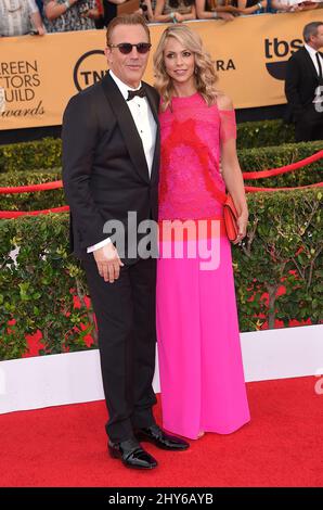 Kevin Costner & Christine Baumgartner bei den Annual Screen Actors Guild Awards 21. im Shrine Auditorium Stockfoto