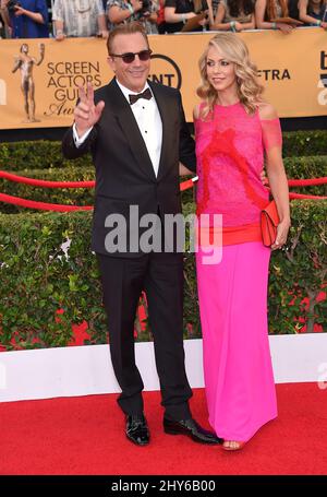 Kevin Costner & Christine Baumgartner bei den Annual Screen Actors Guild Awards 21. im Shrine Auditorium Stockfoto