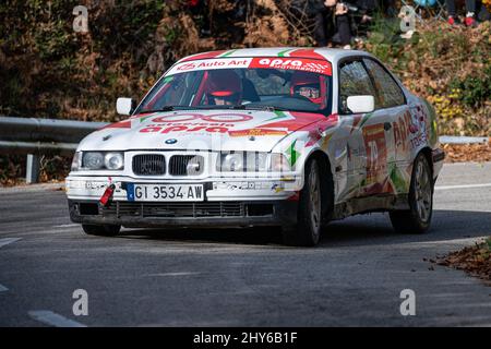 Jahrgang 69. Ausgabe der Costa Brava Rallye BMW E36 320i auf einer Rennstraße Stockfoto