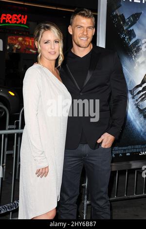 Alan Ritchson, Catherine Ritchson bei der Premiere von „Project Almanac“ in Los Angeles im TCL Chinese Theatre Stockfoto