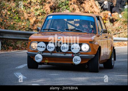 Jahrgang 69. Ausgabe der Costa Brava Rallye BMW 2002 TI auf einer Rennstraße Stockfoto