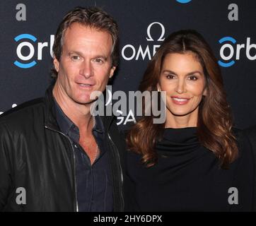 Cindy Crawford und Gast feiern die Filmvorführung von Omega und Orbis International „Hospital in the Sky“ in der New York Historical Society 5. Februar 2015 New York City, NY. Stockfoto