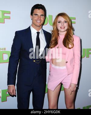 Bella Thorne, Robbie Amell kommen zur Duff-Fanvorführung, die im TCL Chinese 6 Theatres, Hollywood, Los Angeles, stattfand. Stockfoto