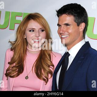 Bella Thorne, Robbie Amell kommen zur Duff-Fanvorführung, die im TCL Chinese 6 Theatres, Hollywood, Los Angeles, stattfand. Stockfoto