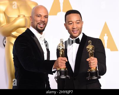 Common & John Legend beim Pressesaal der Annual Academy Awards 87. im Dolby Theater in Los Angeles, Kalifornien. Stockfoto