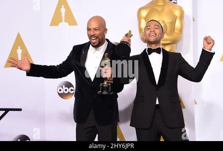 Common & John Legend beim Pressesaal der Annual Academy Awards 87. im Dolby Theater in Los Angeles, Kalifornien. Stockfoto