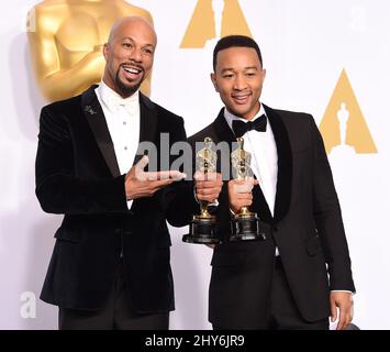 Common & John Legend beim Pressesaal der Annual Academy Awards 87. im Dolby Theater in Los Angeles, Kalifornien. Stockfoto