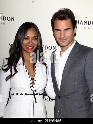 Zoe Saldana und Roger Federer nahmen an der Moet & Chandon Cocktail Soiree Teil, um den Karrieresieg des globalen Botschafters Roger Federer von 00. im Four Seasons Hotel in Los Angeles, Kalifornien, zu feiern. Stockfoto