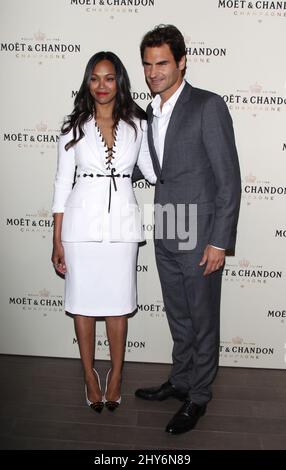 Zoe Saldana und Roger Federer nahmen an der Moet & Chandon Cocktail Soiree Teil, um den Karrieresieg des globalen Botschafters Roger Federer von 00. im Four Seasons Hotel in Los Angeles, Kalifornien, zu feiern. Stockfoto