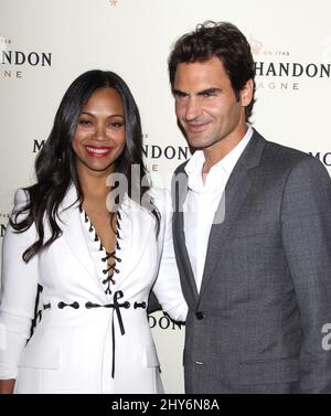 Zoe Saldana und Roger Federer nahmen an der Moet & Chandon Cocktail Soiree Teil, um den Karrieresieg des globalen Botschafters Roger Federer von 00. im Four Seasons Hotel in Los Angeles, Kalifornien, zu feiern. Stockfoto