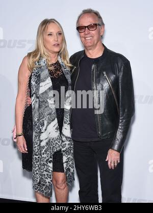 Peter Fonda und Margaret „Parky“ DeVogelaere bei der „Furious 7“-Weltpremiere im chinesischen Theater. Stockfoto