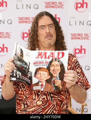 „Weird Al“ Yankovic bei Autogrammen an der LINQ Promenade in Las Vegas, Nevada. Stockfoto