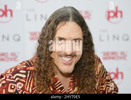 „Weird Al“ Yankovic bei Autogrammen an der LINQ Promenade in Las Vegas, Nevada. Stockfoto