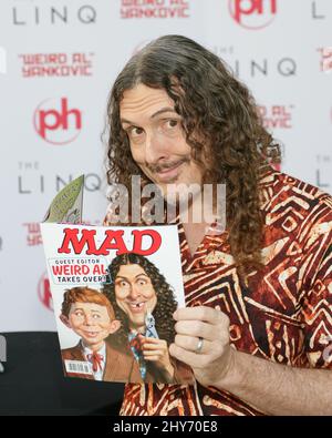 „Weird Al“ Yankovic bei Autogrammen an der LINQ Promenade in Las Vegas, Nevada. Stockfoto