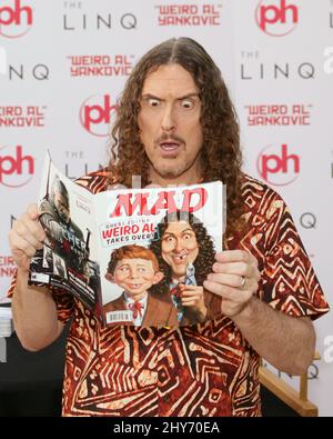 „Weird Al“ Yankovic bei Autogrammen an der LINQ Promenade in Las Vegas, Nevada. Stockfoto