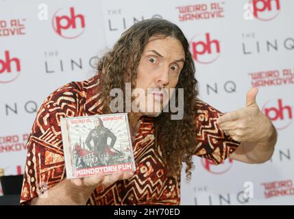 „Weird Al“ Yankovic bei Autogrammen an der LINQ Promenade in Las Vegas, Nevada. Stockfoto