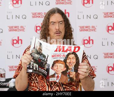 „Weird Al“ Yankovic bei Autogrammen an der LINQ Promenade in Las Vegas, Nevada. Stockfoto