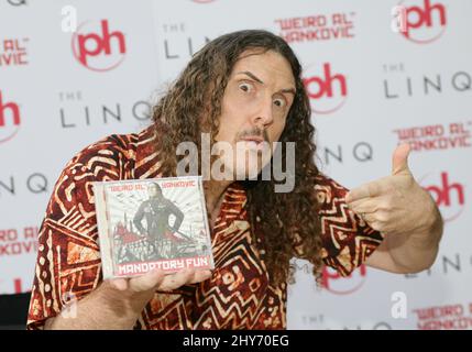 „Weird Al“ Yankovic bei Autogrammen an der LINQ Promenade in Las Vegas, Nevada. Stockfoto