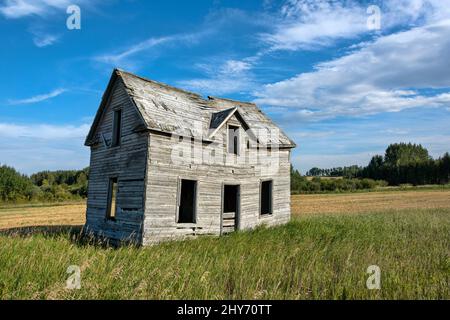 Altes, verlassene Holzgehöft/Bauernhaus in Alberta, Kanada. Stockfoto